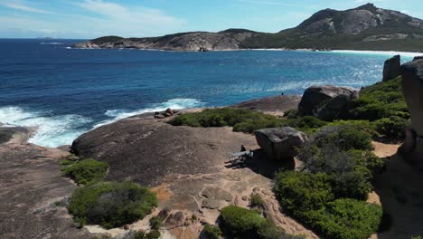 Gente-Sentada-En-La-Mesa-Frente-A-La-Playa-De-Lucky-Bay,-El-Parque-Nacional-Cape-Le-Grand,-Australia-Occidental