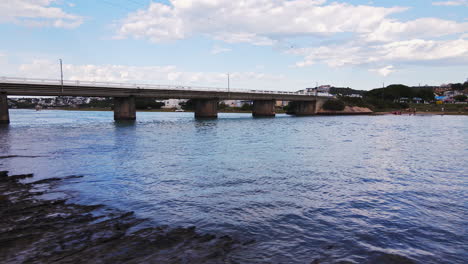 Drohnentransport-Riser-Enthüllt-Brücke-In-Ruhiger-Bucht-über-Dem-Goukou-Mündungsfluss