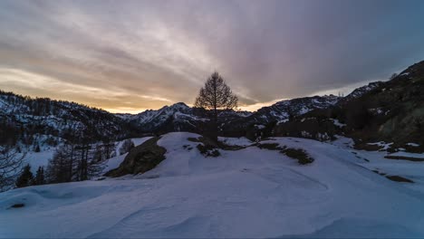 Dramatic-winter-sunset-time-lapse-over-snowy-mountain-landscape,-Campagneda,-Italy
