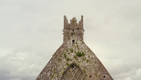 Torre-Del-Convento-De-Claregalway-Vista-A-Través-De-Una-Estructura-Arqueada-Decorativa-Sobre-El-Monasterio