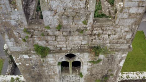 Klosterturm-Von-Claregalway-In-Der-Mitte-Einer-Drohne,-Die-über-Steinreste-Zurückfliegt