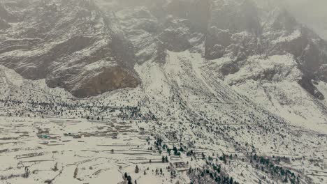 Imágenes-De-Drones-Mirando-Una-Montaña-Cubierta-De-Nieve-En-El-Valle-De-Naltar,-Toma-Reveladora-De-Gilgit