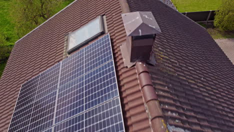 Panel-Solar-En-Vivienda-De-Residencia-En-La-Sociedad-Letona.