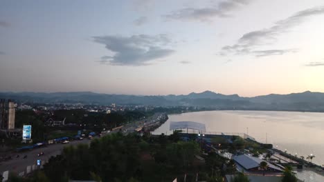 Atemberaubender-Blick-Auf-Die-Stadt-Mamuju-Bei-Nacht-In-Der-Abenddämmerung,-West-Sulawesi,-Indonesien