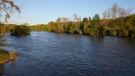 Drohne-Fliegt-In-Geringer-Höhe-über-Dem-Fluss-Vienne-In-Der-Landschaft-Von-Saint-Victurnien,-Nouvelle-Aquitaine-In-Frankreich