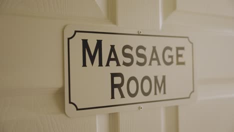 Die-Tür-Des-Zimmers-Im-Massagezentrum-Trägt-Die-Aufschrift-&quot;Massageraum