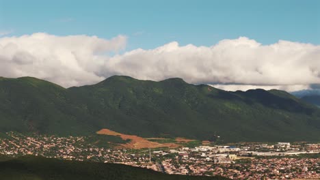 Vista-Aérea-Lejana-De-Salta,-Argentina,-Montañas-Al-Fondo