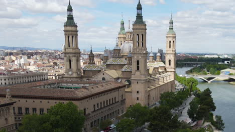 Famosa-Basílica-En-La-Región-De-Aragón-De-España,-Toma-Aérea-En-Aumento-De-Zaragoza