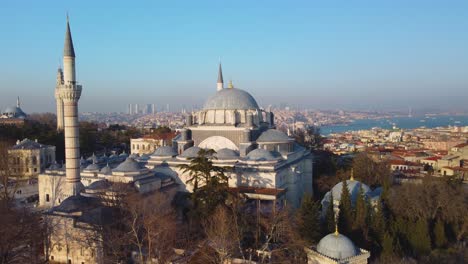 Gran-Bazar,-Mercado-De-Especias-Y-Mezquita-Beyazit-En-Estambul,-Turquía