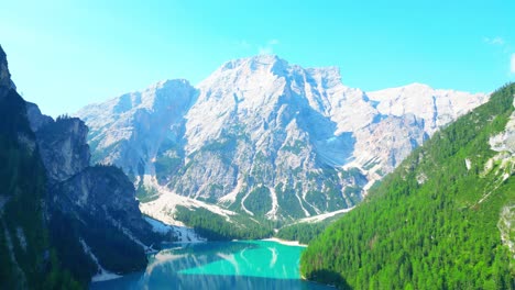 Blick-Auf-Den-Pragser-Wildsee-In-Den-Dolomiten,-Italien