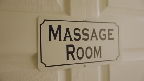 Die-Tür-Des-Zimmers-Im-Massagezentrum-Trägt-Die-Aufschrift-&quot;Massageraum