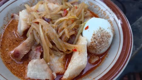 Indonesischer-Gemüse-Lontong.-Reiskuchen-Mit-Suppe