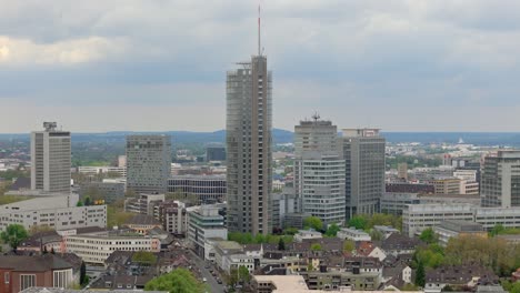 Schwenk-Up-Drohnenaufnahme-Der-Stadt-Essen-In-Deutschland-Mit-Klarem-Himmel-Am-Morgen