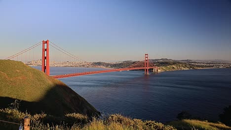 Vistas-Panorámicas-Del-Puente-Golden-Gate-Con-Cálida-Luz-Solar-Durante-La-Puesta-De-Sol,-Gran-Angular-A-Través-De-La-Bahía,-San-Francisco,-EE.UU.