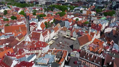 Drohnenschuss-über-Dem-Rathausplatz-In-Tallinn,-Estland