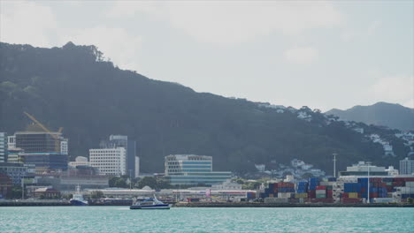 Eine-Fähre-Fährt-über-Die-Bucht-Vor-Dem-Industriehafen-Von-Wellington,-Neuseeland