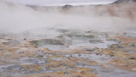 Dampf,-Geysire-Und-Schlammtöpfe-In-Einem-Aktiven-Geothermischen-Gebiet-In-Der-Landschaft-Islands