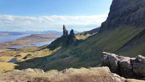 Wanderweg,-Der-An-Einem-Sonnigen-Tag-Zur-Ikonischen-Felsformation-„Old-Man-Of-Storr“-Führt