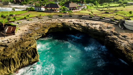 Malerische-Gezeitentümpel-Und-Natürliche-Felsformationen-An-Den-Teufelstränen-In-Nusa-Lembongan,-Bali,-Indonesien