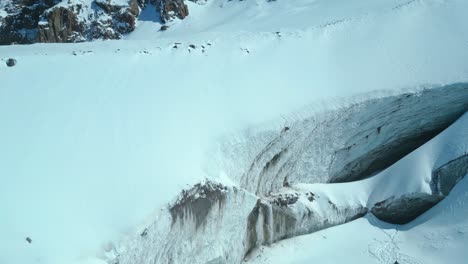 Tal-Aus-Schnee,-Eis-Und-Fels,-Berglage-In-Kasachstan,-Luftaufnahme