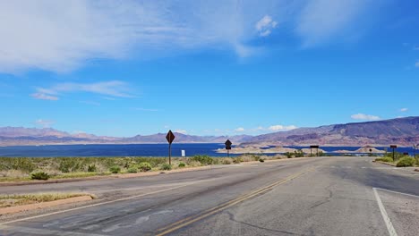 Paseo-Por-El-Lago-Mead-Con-Vistas-Panorámicas-Del-Desierto-En-Nevada-En-Un-Hermoso-Día-Soleado,-EE.UU.