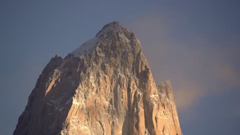 Wolken-Ziehen-Langsam-Vor-Dem-Mount-Fitz-Roy,-Patagonien,-Argentinien,-Aus-Nächster-Nähe