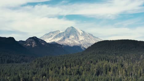 Unglaublich-Schöne-Drohnen-Luftaufnahme-Von-Mount-Rainier-Im-US-Bundesstaat-Washington-Von-Links-Nach-Rechts