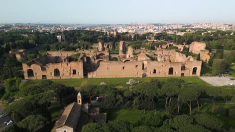 Rückwärtsaufnahme-Einer-Drohne-Zeigt-Die-Caracalla-Thermen-–-Antike-Römische-Ruinen