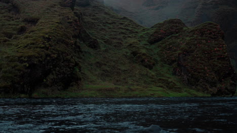 Río-Skoga-Que-Fluye-Desde-La-Cascada-Skogafoss-En-Islandia-En-Una-Mañana-Oscura-Y-Nublada