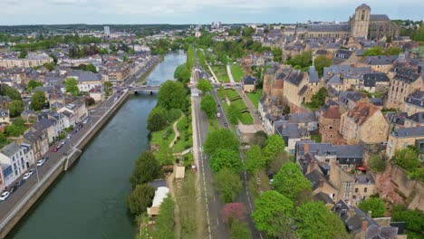 Puente-Pont-Yssoir-Sobre-El-Río-Sarthe-Con-La-Catedral-De-Saint-Julien-Y-Los-Muros-Del-Recinto-Galorromano,-Ciudad-De-Le-Mans,-Francia