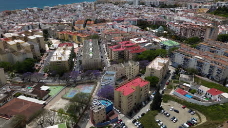 Bunte-Dächer-Der-Mehrfamilienhäuser-Der-Stadt-Estepona,-Drohnenansicht-Aus-Großer-Perspektive