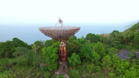 Alten-Verlassenen-Satelliten-Vor-Einem-Strand