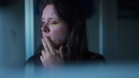 Mujer-Sorprendida-Y-Asustada-Mirando-Su-Ojo-Magullado-En-El-Espejo-En-Cámara-Lenta