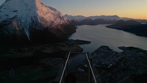 Mann-Zu-Fuß-Auf-Der-Aussichtsplattform-Rampestreken,-Norwegen