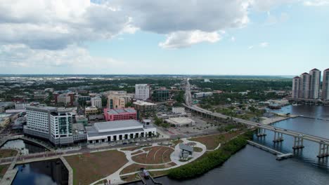 Drohnen-Luftaufnahme-Der-Brücke-Von-Fort-Myers-Nach-Cape-Coral,-Florida