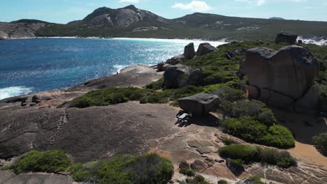 Paar-Sitzt-Auf-Einem-Tisch-Zwischen-Felsen-An-Der-Küste-Australiens