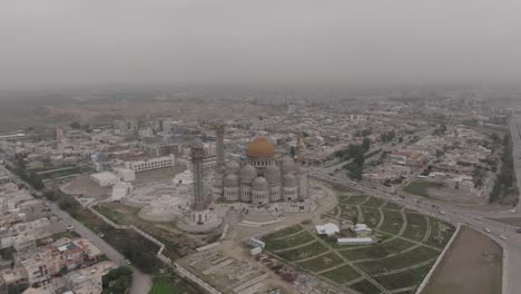 Drohnenaufnahmen-Zeigen-Die-Majestätische-Große-Moschee-Von-Al-Nuri-In-Mosul,-Irak,-Und-Zeigen-Ihr-Ikonisches-Schiefes-Minarett-Und-Ihre-Historische-Schönheit