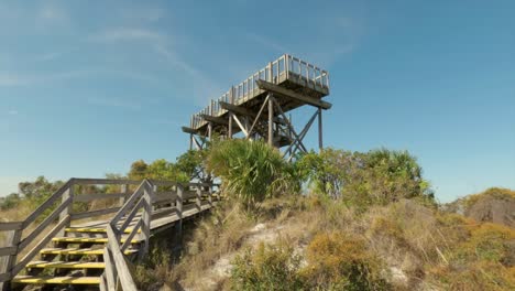 Vista-Panorámica-De-La-Torre-De-Observación-De-La-Montaña-Hobe,-Sitio-De-Las-Instalaciones-De-Entrenamiento-Del-Ejército-De-La-Segunda-Guerra-Mundial-En-El-Parque-Estatal-Jonathan-Dickinson-En-Florida