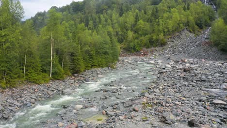 Vista-De-Drones-De-La-Escena-Del-Bosque-Y-El-Río-En-Spruga,-Montañas-De-Locarno-En-Los-Alpes-Suizos