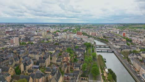 Der-Fluss-Sarthe-überquert-Die-Stadt-Le-Mans,-Frankreich