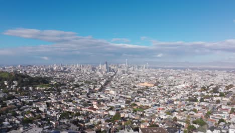 Nach-Unten-Schwenkende-Drohne-Schoss-Die-Market-Street-In-Der-Innenstadt-Von-San-Francisco-Hinunter