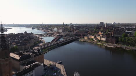 Erstaunlicher-Hyperlapse-über-Dem-Stockholmer-Rathaus,-Gamla-Stan