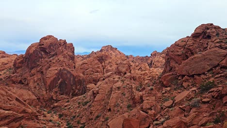 Vista-Del-Arco-Iris-En-El-Valle-Del-Fuego-Con-Rocas-Rojas,-Nevada,-EE.UU.