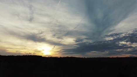 Imagen-Fija-De-Una-Impresionante-Puesta-De-Sol-Con-Un-Avión-Volando-Alto