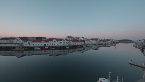 Hermosa-Vista-Del-Pueblo-De-Henningsvær-En-Las-Islas-Lofoten,-Noruega,-Mostrando-Casas-Encantadoras-Y-El-Sereno-Puerto