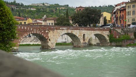 Malerische-Aussicht-Auf-Die-Historische-Steinbrücke-Und-Den-Fluss-Adiga-In-Der-Malerischen-Italienischen-Stadt-Verona