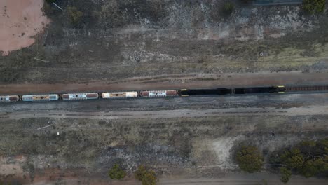 Treibstoff-Güterzug-Fährt-Langsam-Durch-Die-Gegend-Von-Esperance-In-Westaustralien