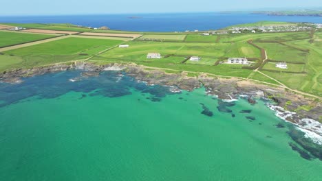 Vistas-Del-Paisaje-De-La-Bahía-De-Constantine-Desde-Un-Drone-Aéreo-Que-Recorre-La-Costa-De-Cornualles-En-Un-Día-De-Verano,-Reino-Unido