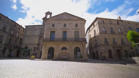 Toma-De-Establecimiento-Lento-De-Un-Antiguo-Ayuntamiento-Con-Un-Patio-En-Pezenas