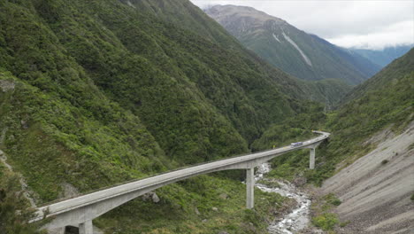Großer-LKW-Fährt-über-Die-Otira-Viaduktbrücke,-Während-Der-Verkehr-Im-Arthurs-Pass-In-Neuseeland-Feststeckt